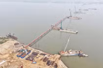 Cận cảnh công trường cầu vượt sông Hồng trị giá gần 10.000 tỷ đồng