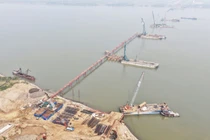 Cận cảnh công trường cầu vượt sông Hồng trị giá gần 10.000 tỷ đồng