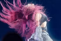 “Chị đẹp” Trang Pháp cháy trên sân khấu, body khiến khán giả khó rời mắt