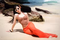 Cựu hot girl Vân Tiny khoe nhan sắc rạng rỡ tại bãi biển Bali 