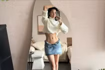 Gái xinh 'vũ trụ phim VFC' vén áo khoe cơ bụng trước gương miễn chê