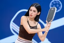 Milan Phạm nổi bật trên sân pickleball với vẻ đẹp quyến rũ