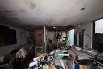 Cận cảnh ngôi nhà hoang đổ nát gần 35 tỷ đồng vẫn hút khách 