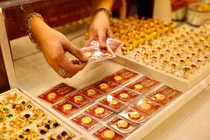 Giá vàng hôm nay 01/6: Lao dốc không phanh?