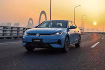 Volkswagen Sagitar S từ 279 triệu đồng - sedan giá rẻ trang bị "xịn sò"