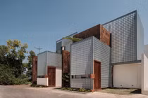 Khám phá biệt thự độc đáo với mặt tiền gạch kính 