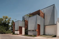 Khám phá biệt thự độc đáo với mặt tiền gạch kính 