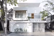 Ngôi nhà màu trắng giản dị, tinh khôi lạ thường giữa lòng đô thị 