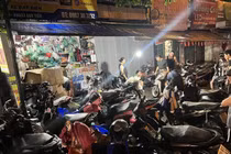 Tiệm sửa xe "làm không hết việc" sau ngày Hà Nội ngập nặng 