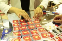 Giá vàng hôm nay 27/7: "Tuột dốc"?