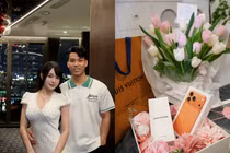 Soi quà 20/10, cầu thủ Văn Thanh tặng cho bạn gái hot girl
