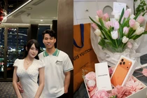 Soi quà 20/10, cầu thủ Văn Thanh tặng cho bạn gái hot girl