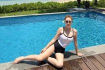 'Công chúa bong bóng' Bảo Thy thả dáng quyến rũ bên hồ bơi