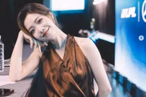 Nhan sắc 'hoa thơm thua thắm liễu hờn kém xanh' của 'nữ thần LMHT' mới