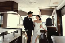 Tiền vệ tuyển Việt Nam và cô chủ tiệm vàng khoe ảnh cưới trên du thuyền