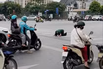 Quỳ lạy người đi đường câu view, TikToker Bách Khỉ gây khó chịu