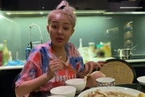 Những lần lộ mặt mộc của Ngân 98 khiến netizen 'hết hồn'