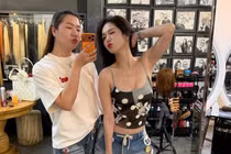 Ngọc Trinh lộ ảnh tình cảm với 'người thân cận' 