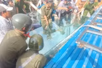 Khối kính nặng đè hai công nhân, hàng chục người giải cứu kịp thời