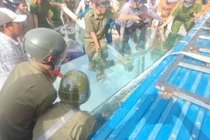 Khối kính nặng đè hai công nhân, hàng chục người giải cứu kịp thời