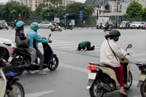 Quỳ lạy người đi đường câu view, TikToker Bách Khỉ gây khó chịu