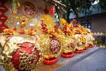 Cận cảnh dừa dát vàng 24K hút khách dịp Tết Bính Ngọ 2026