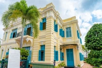 Ngôi nhà của đại gia từng mua máy bay chỉ để thăm ruộng