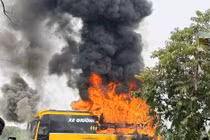 Xe chở công nhân cháy dữ dội, khói đen bốc cao hàng chục mét