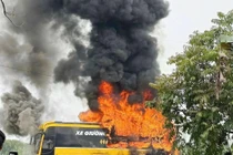 Xe chở công nhân cháy dữ dội, khói đen bốc cao hàng chục mét