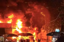 Cháy cây xăng, lửa ngùn ngụt kèm theo nhiều tiếng nổ lớn