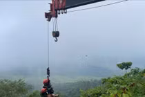 Cảnh sát giải cứu hai người đi xe máy lao xuống vực ở Ba Vì