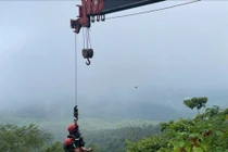 Cảnh sát giải cứu hai người đi xe máy lao xuống vực ở Ba Vì