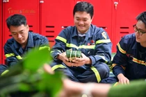 Lính cứu hỏa Thủ đô gói bánh chưng, trực chiến đảm bảo bình yên ngày Tết