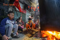 Người Hà Nội thức xuyên đêm gói bánh chưng, giữ gìn nét Tết truyền thống