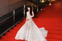 Khả Ngân đẹp miễn chê trên thảm đỏ, thần thái chuẩn “nàng thơ” điện ảnh