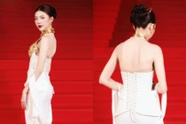 “Em xinh” Lamoon khoe lưng trần không tì vết, thần thái cuốn hút trên thảm đỏ