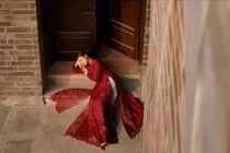 Hoàng Thùy Linh diện áo dài chúc mừng năm mới, nhan sắc gây sốt