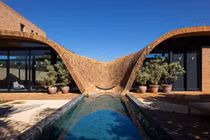 Có gì trong ngôi nhà mái gạch mát rượi quanh năm?