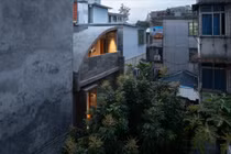 Nhà 2 tầng nổi bật giữa phố cổ nhờ mái cong bê tông lạ mắt