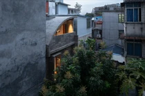 Nhà 2 tầng nổi bật giữa phố cổ nhờ mái cong bê tông lạ mắt