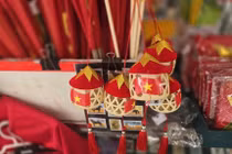 Gấu bông, mũ, khăn choàng sao vàng... mừng Quốc khánh 2/9 "nhuộm đỏ" Hà Nội 