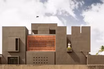 Nhà hướng Tây cản nắng nóng bằng gạch thông gió