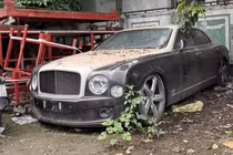 Bentley Mulsanne trị giá chục tỷ "bỏ xó" ở sân bóng Hà Nội