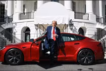 "Dỗi" Elon Musk, Tổng thống Trump bán rẻ Tesla Model S