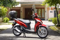 Honda Vision giá rẻ tại Việt Nam bán trăm triệu ở Anh quốc