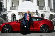 Tổng thống Trump bán rẻ Tesla Model S vì "dỗi" Elon Musk