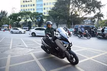 Yamaha XMAX 300 cho hành hơn trình dài khi thành phố mở rộng
