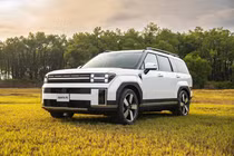 Hyundai SantaFe mới tại Việt Nam lộ ảnh nội thất lạ