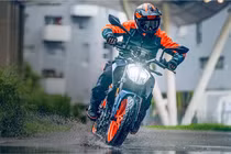 KTM 160 Duke 2025 từ 55,4 triệu đồng, "đối thủ" Yamaha MT-15