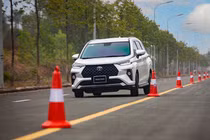 Toyota Veloz Cross giảm 85 triệu đồng, "đấu" Mitsubishi Xpander